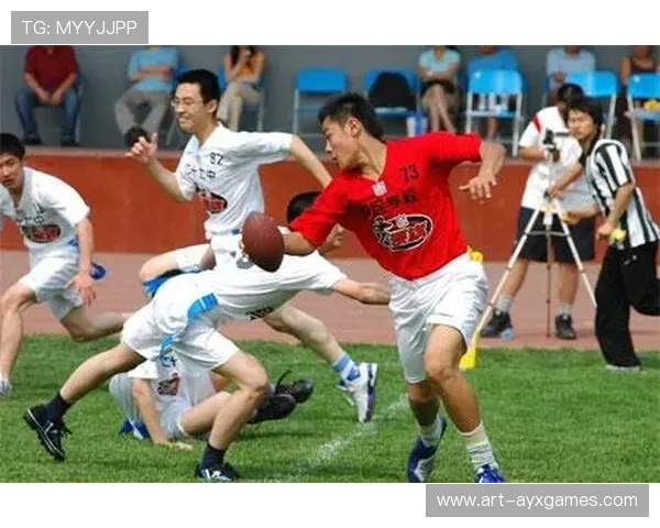 “腰旗美式橄榄球：成都七中东部赛场成现代竞技舞台”